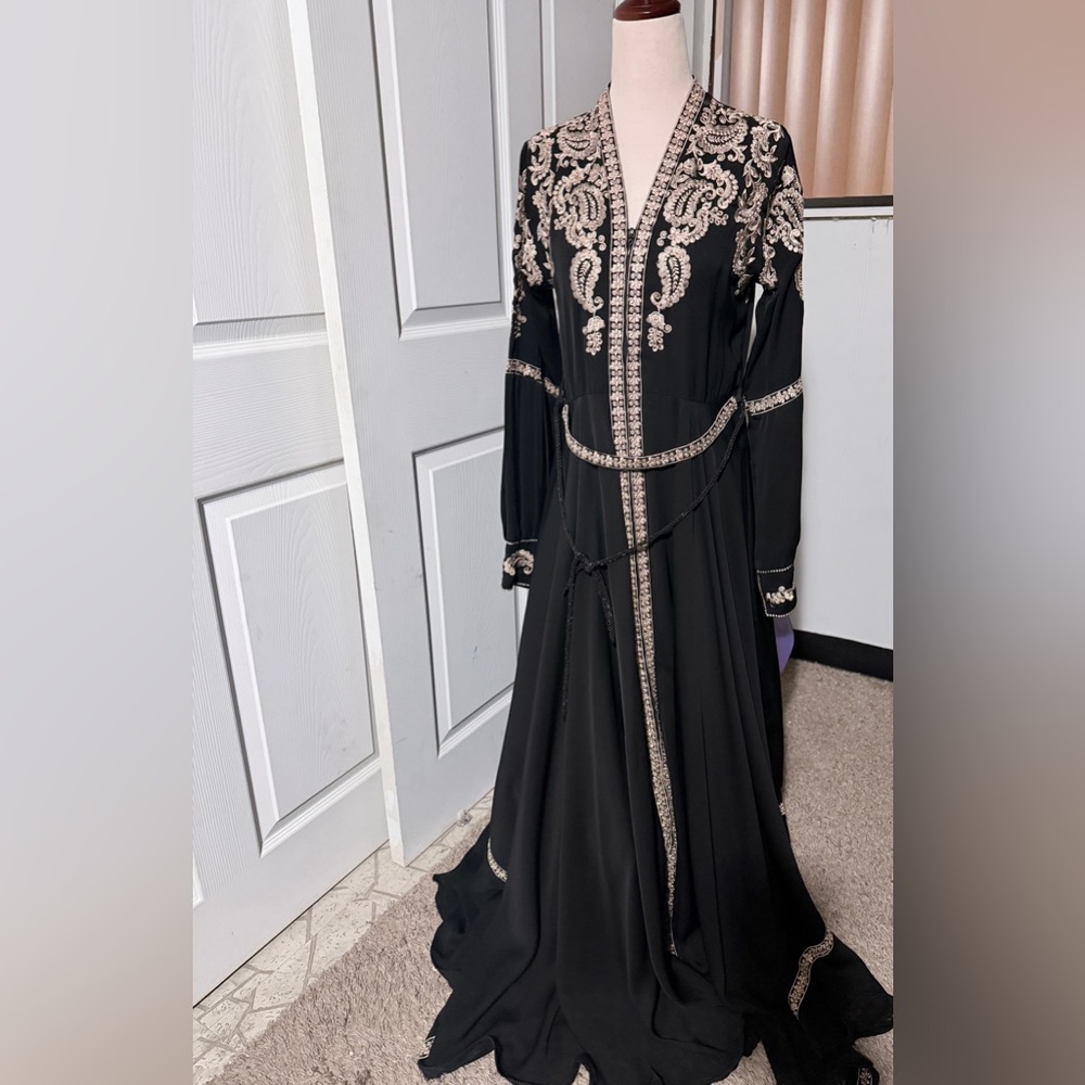 Elegant Black Embroidered Women's abya